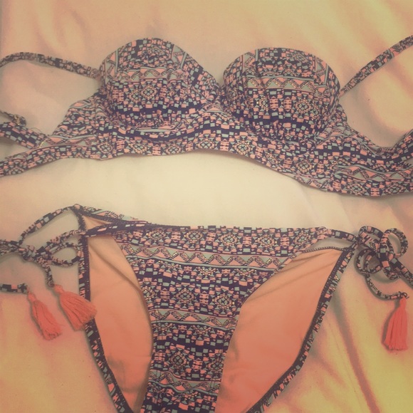 Bikini - Picture 1 of 3